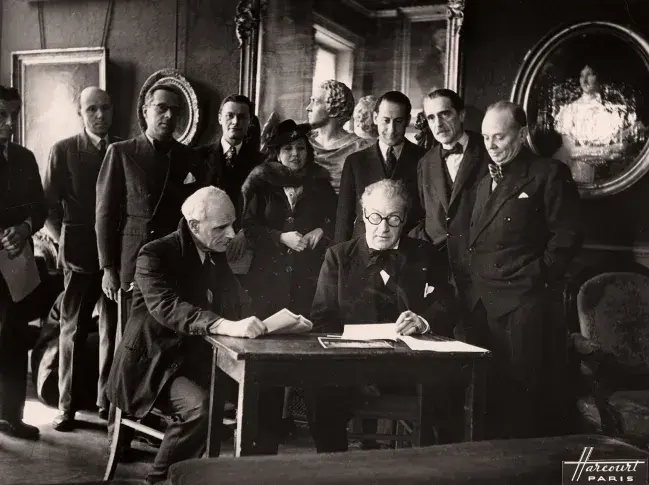 Séance préparatoire à « Courteline au travail », texte et mise en scène de Sacha Guitry, 1943. Photographie du Studio Harcourt