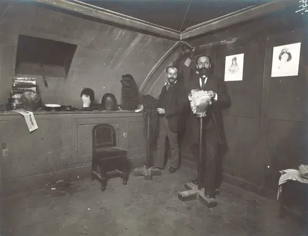 Le cabinet des perruquiers et des coiffeurs, 1885-1898