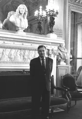 Jacques Lassalle dans le foyer Pierre Dux, administrateur de la Comédie-Française de 1990 à 1993 et professeur au Conservatoire de 1981 à 1983 puis de 1994 à 2001.