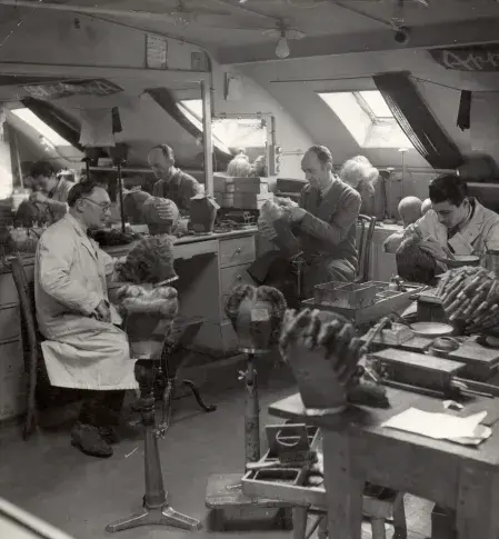L’atelier des coiffeurs-perruquiers, [années 1930]