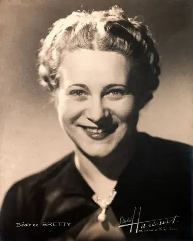 Béatrice Bretty, sociétaire de la Comédie-Française de 1929 à 1955. Photographie du Studio Harcourt