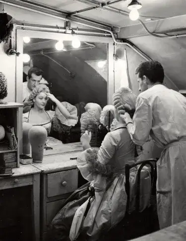 Coiffeur. Catherine Samie en essayage d’une perruque, [1956]