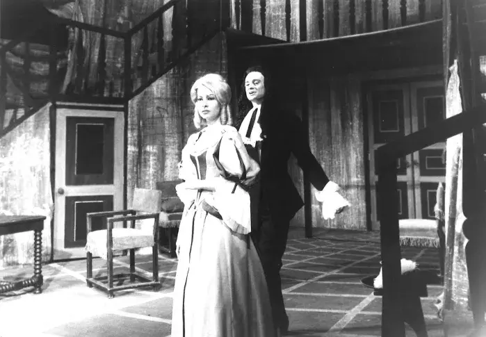 « L’Avare », 1962, mise en scène de Jacques Mauclair, avec Geneviève Casile (Elise) et Georges Descrières (Valère)