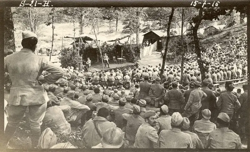 Le public des soldats et la scène