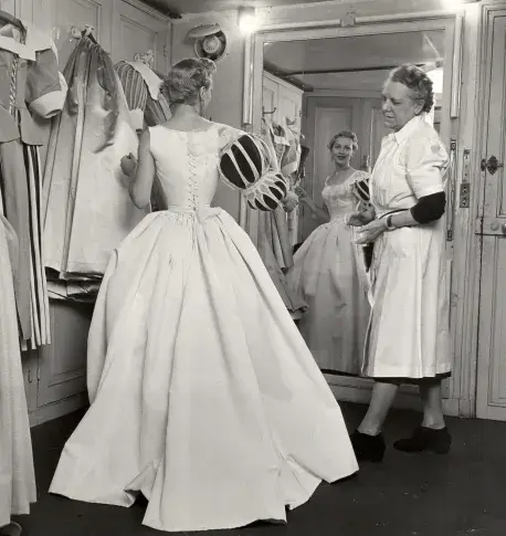 Couturière. Hélène Perdrière en essayage du costume d’Armande créé par Suzanne Lalique pour "Les Femmes savantes" de Molière, mise en scène Jean Meyer, 1956
