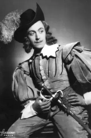 Jean Martinelli (Christian) dans « Cyrano de Bergerac », mise en scène de Pierre Dux, 1938, décors et costumes de Christian Bérard