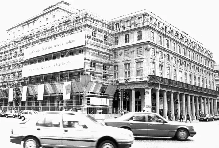 La façade de la salle Richelieu, échafaudages et affichage de l’exposition « La Comédie-Française au-delà du rideau » 