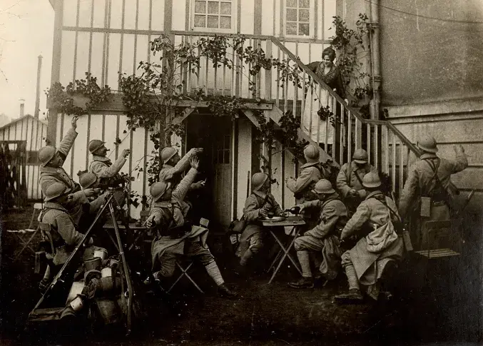 Béatrix Dussane et des soldats