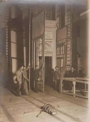 Machinistes. Plantation d’un décor (châssis de coulisse), [1900]