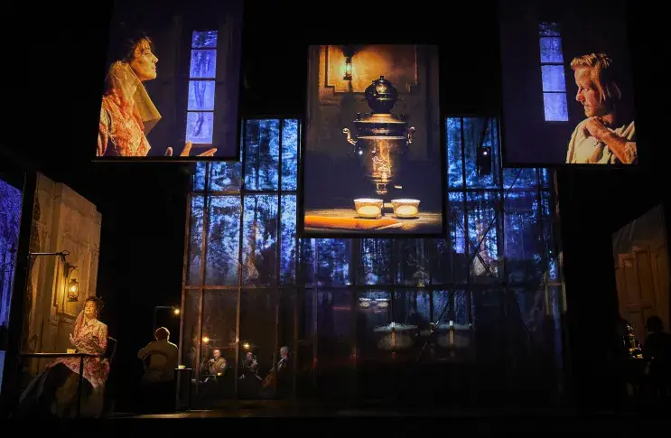 « Les Démons » de Dostoïevski, adapté par Erwin Mortier et mis en scène par Guy Cassiers, Salle Richelieu, 2021