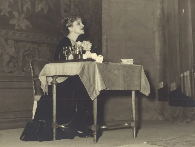 Béatrix Dussane, professeure au Conservatoire de 1937 à 1958, en conférence à Bruxelles en 1942.