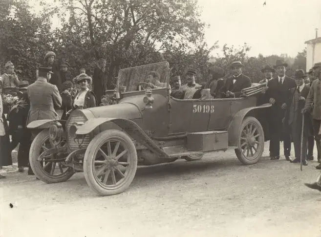 Arrivée en voiture à Mesnil-au-Bois