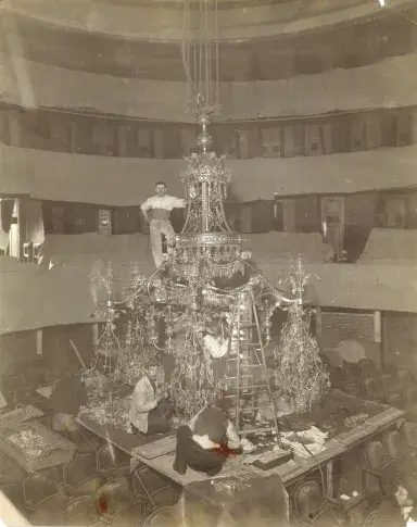Électriciens. Installation du lustre de la salle Richelieu, [1900]