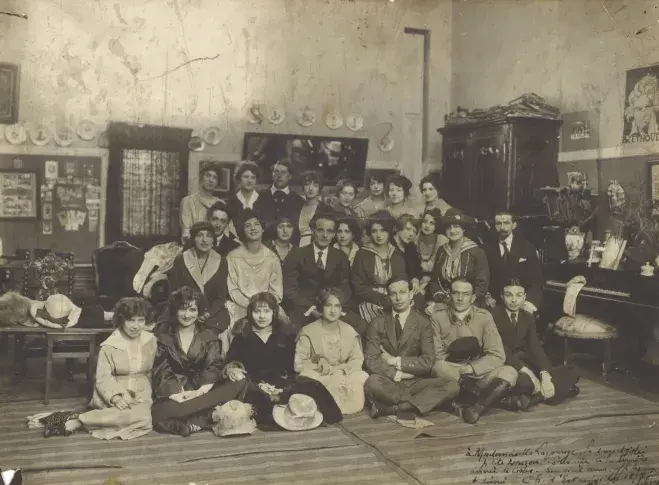 Maurice Escande, lauréat du 1er prix du Conservatoire en 1912, photographié avec sa classe au Conservatoire en 1918. 