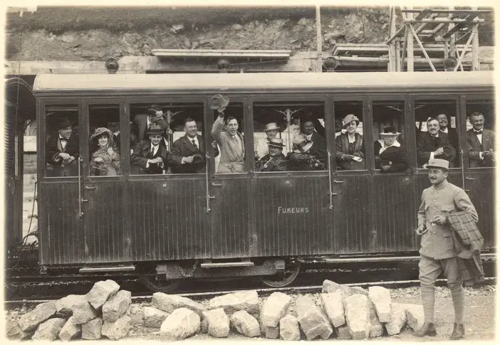 La troupe dans le train