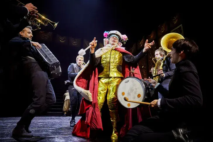 « Le Bourgeois gentilhomme », 2021, mise en scène de Valérie Lesort et Christian Hecq, avec Ivica Bogdanić (musicien), Alon Peylet (musicien), Christian Hecq (Monsieur Jourdain), Victor Rahola (musicien), Yoann Gasiorowski (Cléonte, musicien)