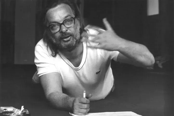 Jean-Paul Roussillon pendant une lecture de "La Nostalgie, camarade…" de François Billetdoux en 1974.