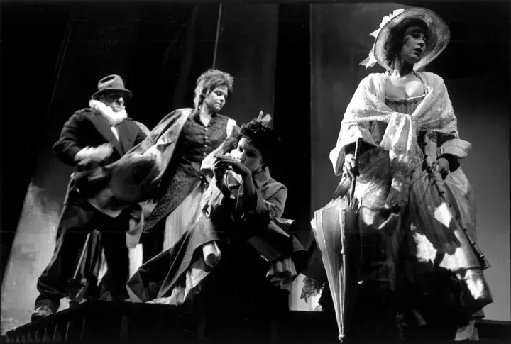 « L’Ecole des maris », 1999, mise en scène de Thierry Hancisse, avec Jérôme Pouly (Sganarelle), Céline Samie (Lisette), Coraly Zahonero (Isabelle), Cécile Brune (Léonor)