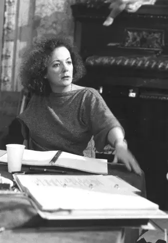 Catherine Hiegel dirigeant les répétitions des "Femmes savantes" de Molière en 1987.