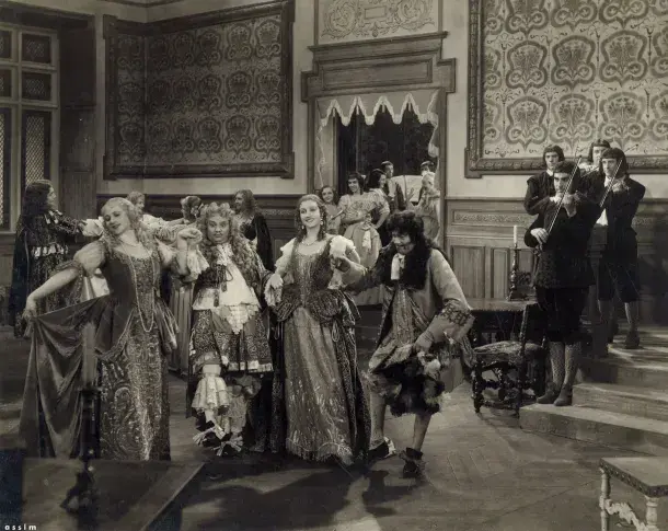 « Les Précieuses ridicules », 1935, réalisation de Léonce Perret, avec au premier plan : Béatrice Bretty (Madelon), André Brunot (Mascarille), Lise Delamare (Cathos) et Jean Croué (Jodelet)