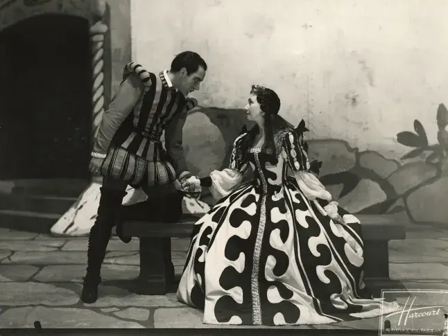 « La Reine morte » d’Henry de Montherlant, mise en scène de Pierre Dux, 1942. Photographie du Studio Harcourt