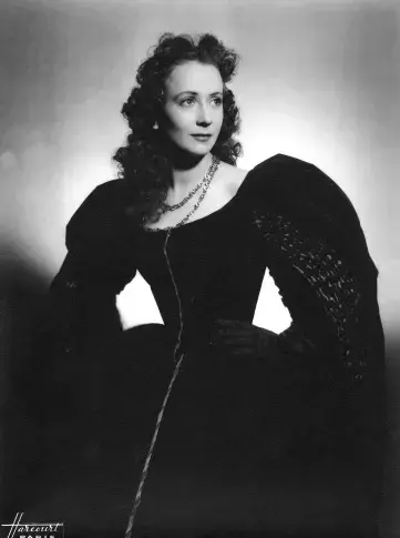 Renée Faure, rôle de l’Infante de Navarre dans « La Reine morte », 1942. Photographie du Studio Harcourt