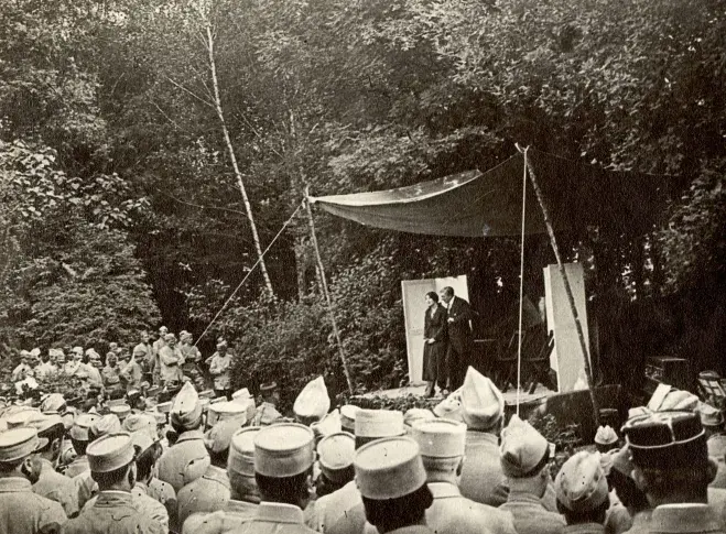 Elisabeth Nizan et René Alexandre jouent "La Paix chez soi" de Georges Courteline, à Chaude-Fontaine, le 16 juillet 1916