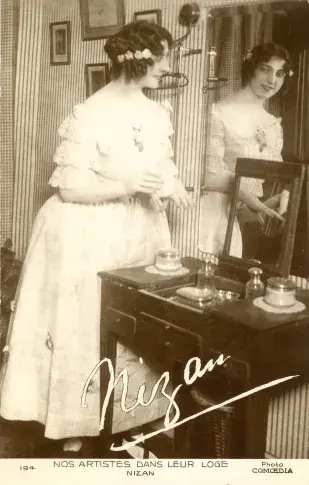 Elisabeth Nizan dans sa loge