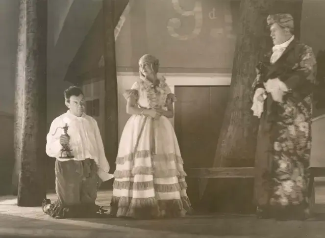 « George Dandin », 1937, mise en scène de Charles Dullin, avec Fernand Ledoux (George Dandin), Madeleine Renaud (Angélique) et Maurice Chambreuil (Monsieur de Sottenville)