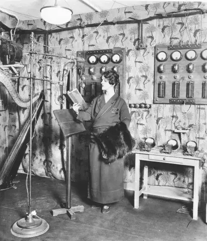 Béatrix Dussane à la radio, vers 1936