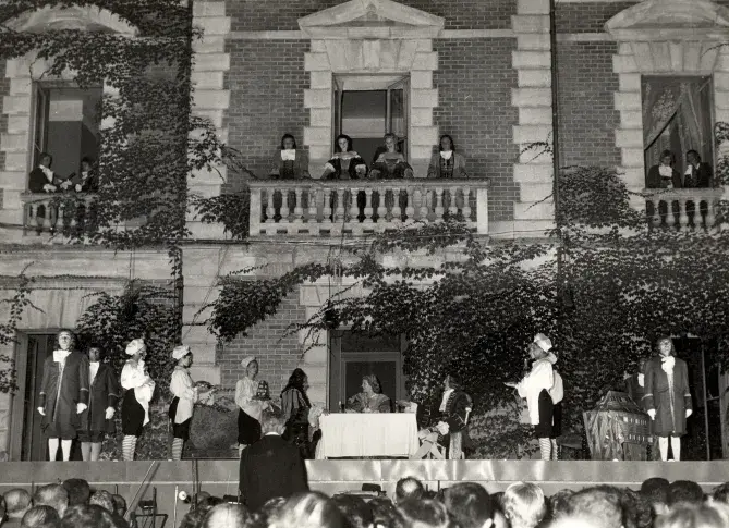 Représentation extérieure de la Comédie-Française à Pézenas en 1957. "Le Bourgeois gentilhomme" de Molière (don de Madame Hageman)