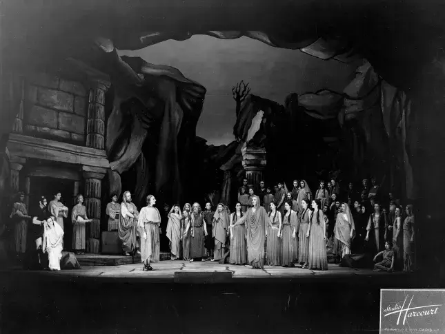 « Iphigénie à Delphes » de Gerhart Hauptmann, mise en scène de Pierre Bertin, 1943. Photographie du Studio Harcourt
