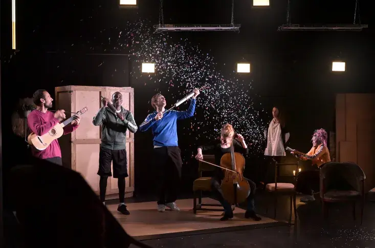 « D’où rayonne la nuit », texte et mise en scène de Yoann Gasiorowski, direction musicale et arrangements Vincent Leterme, Studio-Théâtre, 2022