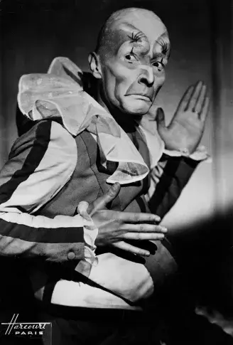 Jean-Louis Barrault, rôle de Polichinelle dans « Le Malade imaginaire », 1944. Photographie du Studio Harcourt