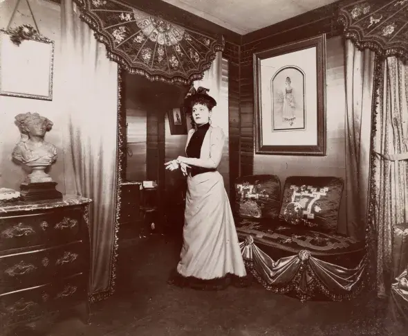 Suzanne Reichenberg dans sa loge