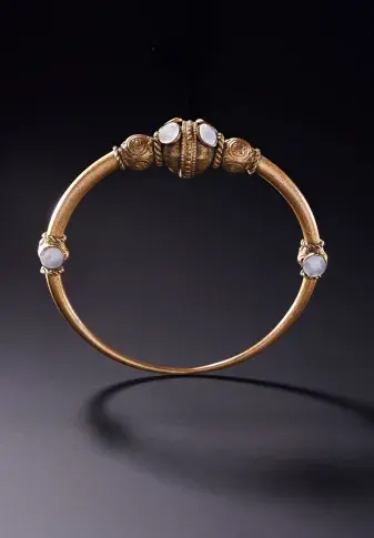 Bracelet de répertoire à ornement de nacre, vers 1880