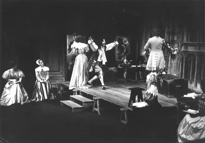 « L’Impromptu de Versailles », reprise de 1977, mise en scène de Pierre Dux, avec Catherine Ferran (Mlle Du Croisy), Virginie Pradal (Mlle Hervé), Jacques Destoop (Brécourt), Fanny Delbrice (Mlle de Brie), Simon Eine (Molière), Catherine Hiegel (Mlle Moli
