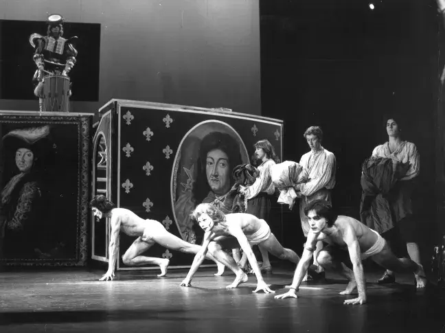 « La Princesse d’Elide », 1980, mise en scène de Maurice Béjart pour le spectacle « Les Plaisirs de l'Ile enchantée », avec au premier plan : Philippe Etesse (Euryale), Philippe Rondest (Aristomène), Jean-Noël Dalric (Théocle)