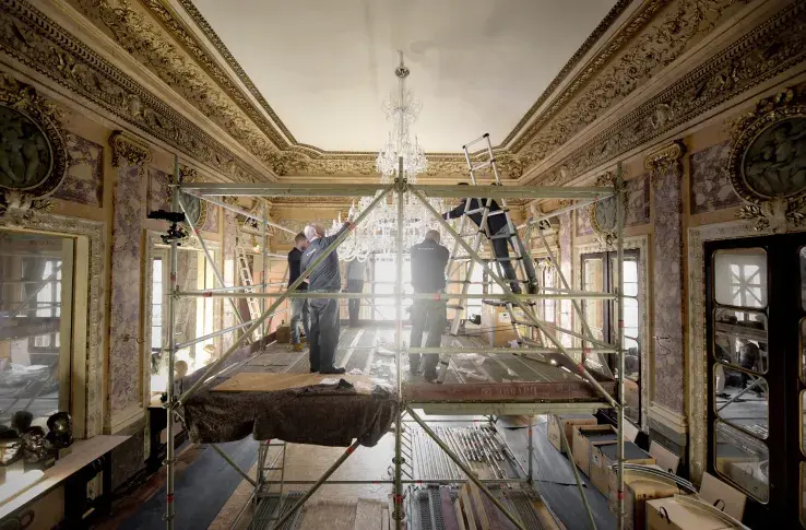 Salle Richelieu, la salle Mounet-Sully, installation du lustre conçu par Saint-Louis et offert à la Comédie-Française, 2018