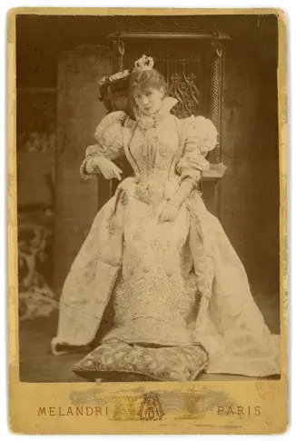 Sarah Bernhardt dans le rôle de la Reine (« Ruy Blas » de Victor Hugo), photographie de Achille Mélandri, 1879