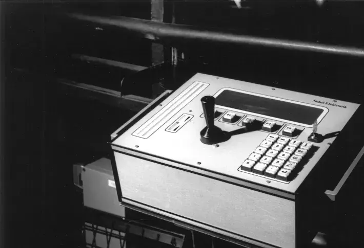Salle Richelieu, boitier de commande des cintres, après 1994
