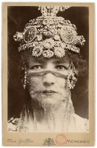 Sarah Bernhardt dans « Théodora », photographie de Max Stuffer, 1884