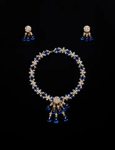 Parure bleue composée d’un collier, de boucles d’oreilles et d’un élément de corsage ayant appartenu à Béatrix Dussane, vers 1940