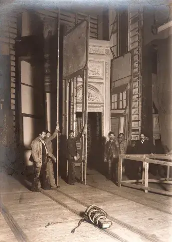 Plantation d'un décor : châssis de coulisse. Salle Richelieu, [1890-1899]
