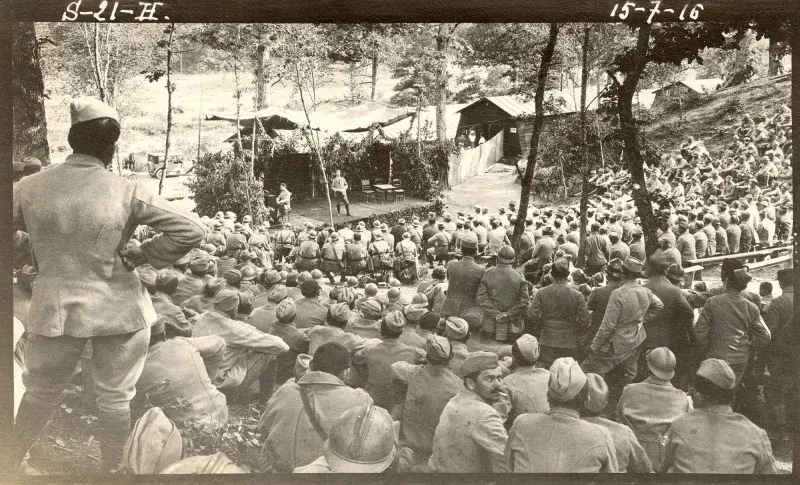 Théâtre aux armées : vue du public et de la scène, Camp du Sounia, 15 juillet  1916