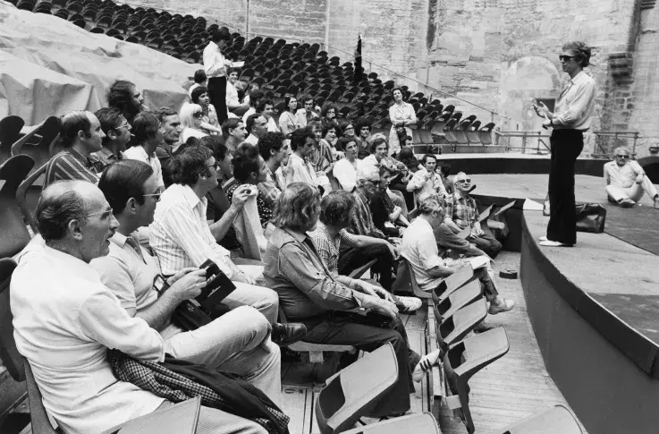 Terry Hands face à ses comédiens pendant les répétitions de « Richard III » de Shakespeare, Cour d'honneur du Palais des Papes, 1972
