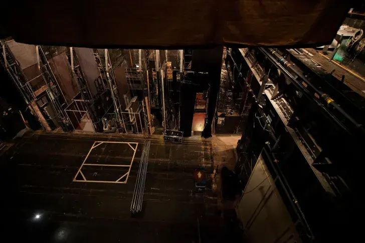 Vue plongeante depuis les cintres sur le plateau et les cases à décors. Salle Richelieu, 2012