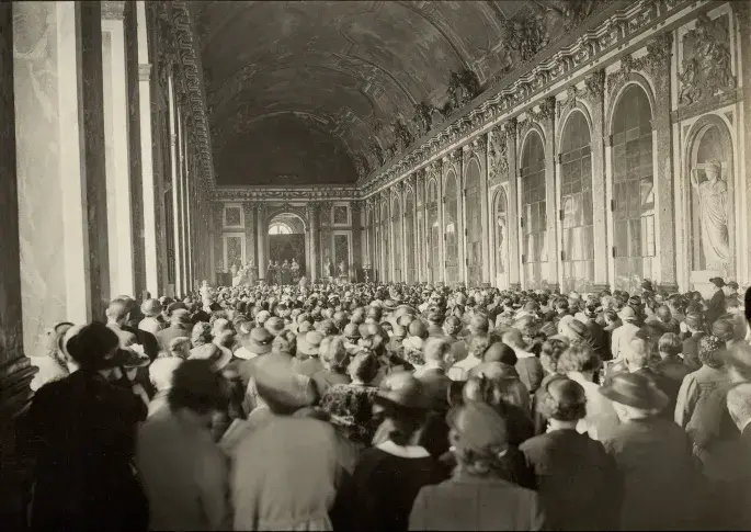 « Madame Quinze » de Jean Sarment, mise en scène d’Émile Fabre, galerie des Glaces du château de Versailles, 1935