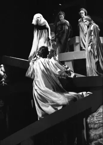 « Médée » d'Euripide, mise en scène de Jean Gillibert, Cour d'honneur du Palais des Papes, 1981