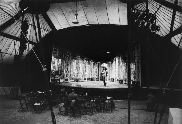 « Le Misanthrope » de Molière, mise en scène de Jean-Luc Boutté et Catherine Hiegel, tournée sous le chapiteau des Tréteaux de France, 1975